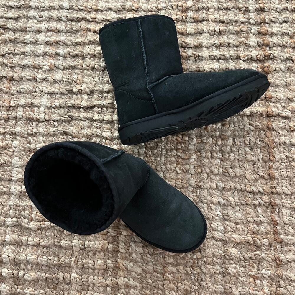 UGG Classic Short II Black Sheepskin Boots Women’s Size 10 1016223 EUC